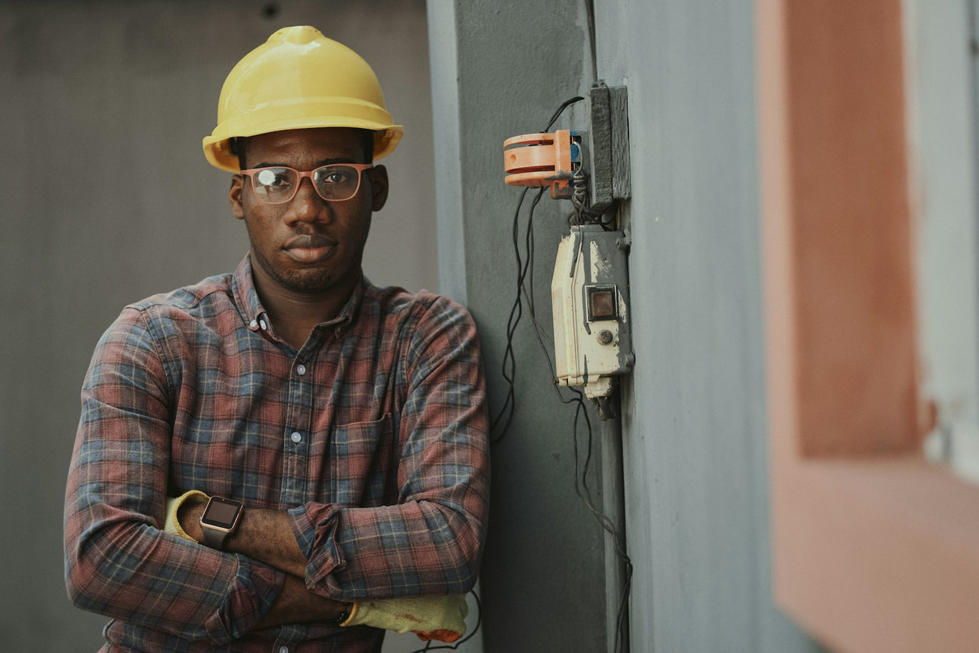 I piccoli lavori elettrici sicuri: L'importanza di testare la corrente prima di intervernire