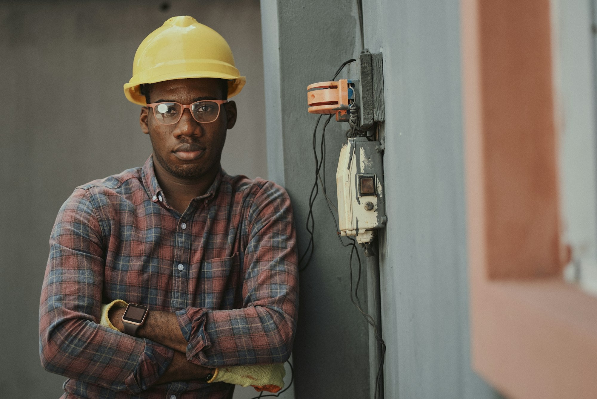 I piccoli lavori elettrici sicuri: L'importanza di testare la corrente prima di intervernire